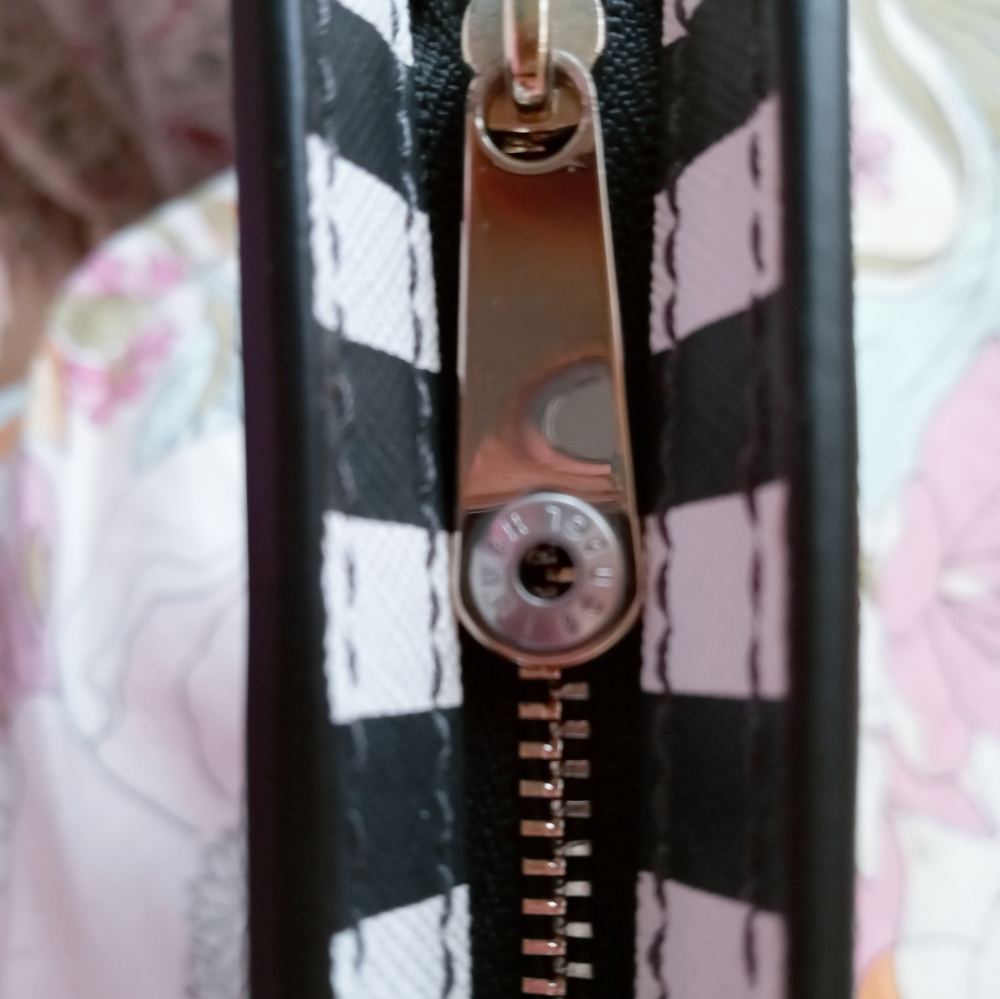 ⭐❤️Henri Bendel GORGEOUS and STUNNING Floral Bag or cosmetic pouch ❤️⭐Fl… - Picture 10 of 16